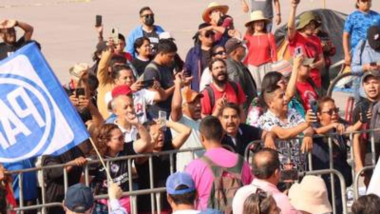 Marea Rosa y CNTE se enfrentan durante manifestación en el Zócalo ...