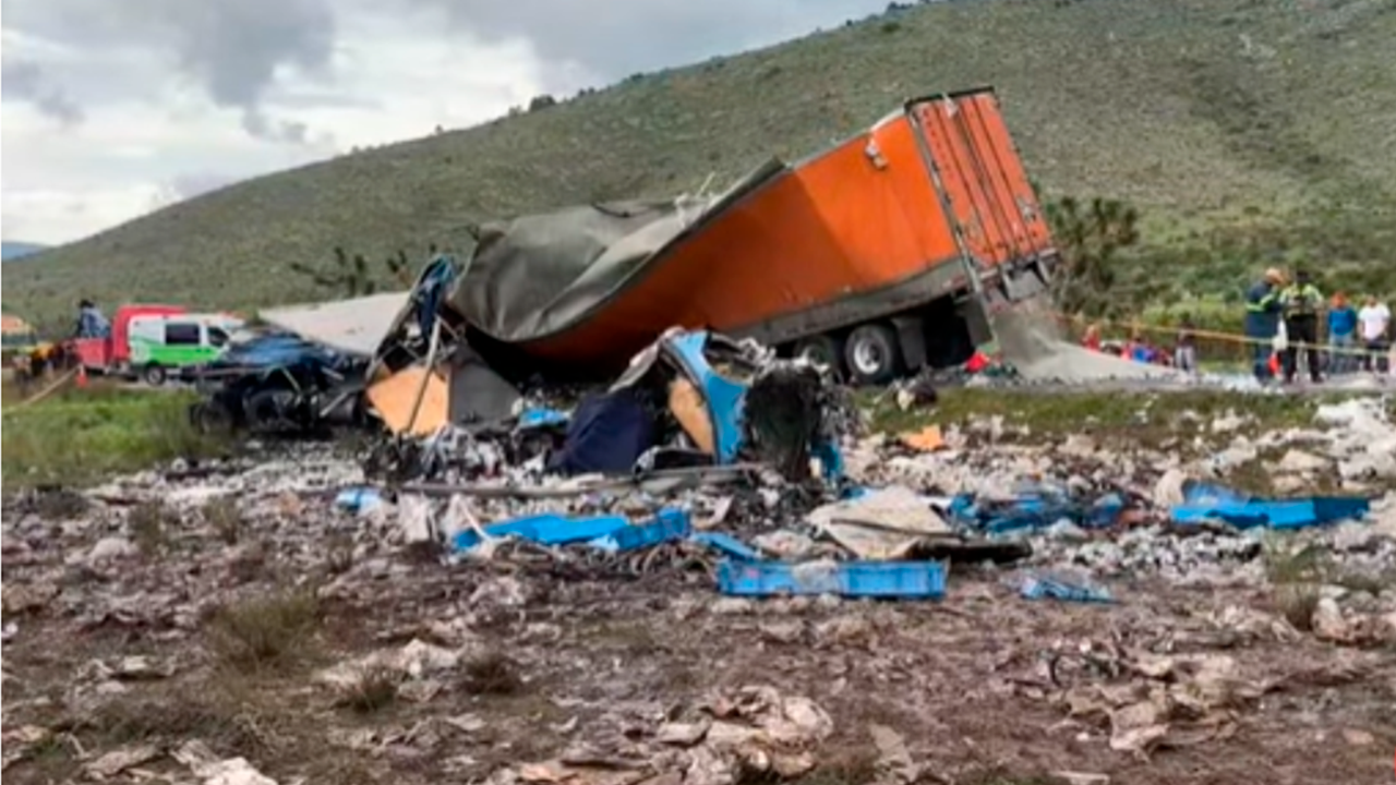 Fallecen un niño y dos adultos en colisión de tráileres en la carretera ...