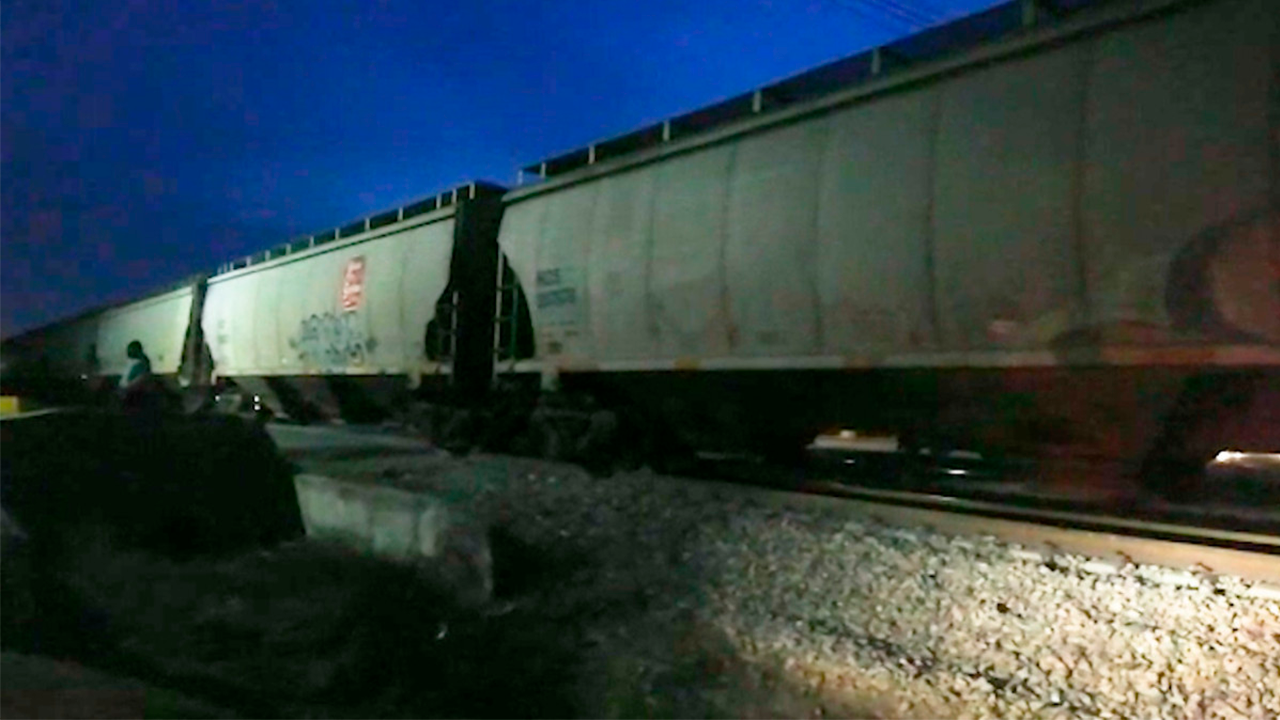 Hombre muere al ser arrastrado por el tren en intento de cruzar vías en ...