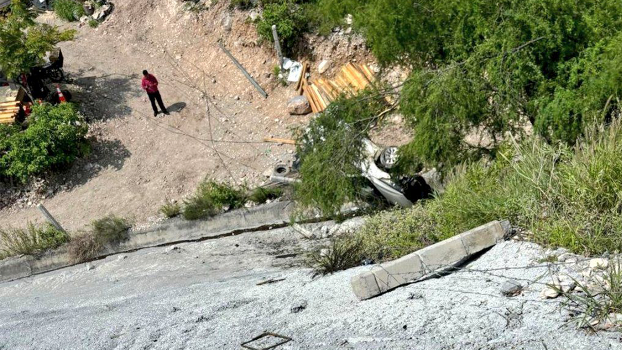 Tráiler cae del puente en autopista dejando heridos y cuantiosos daños ...